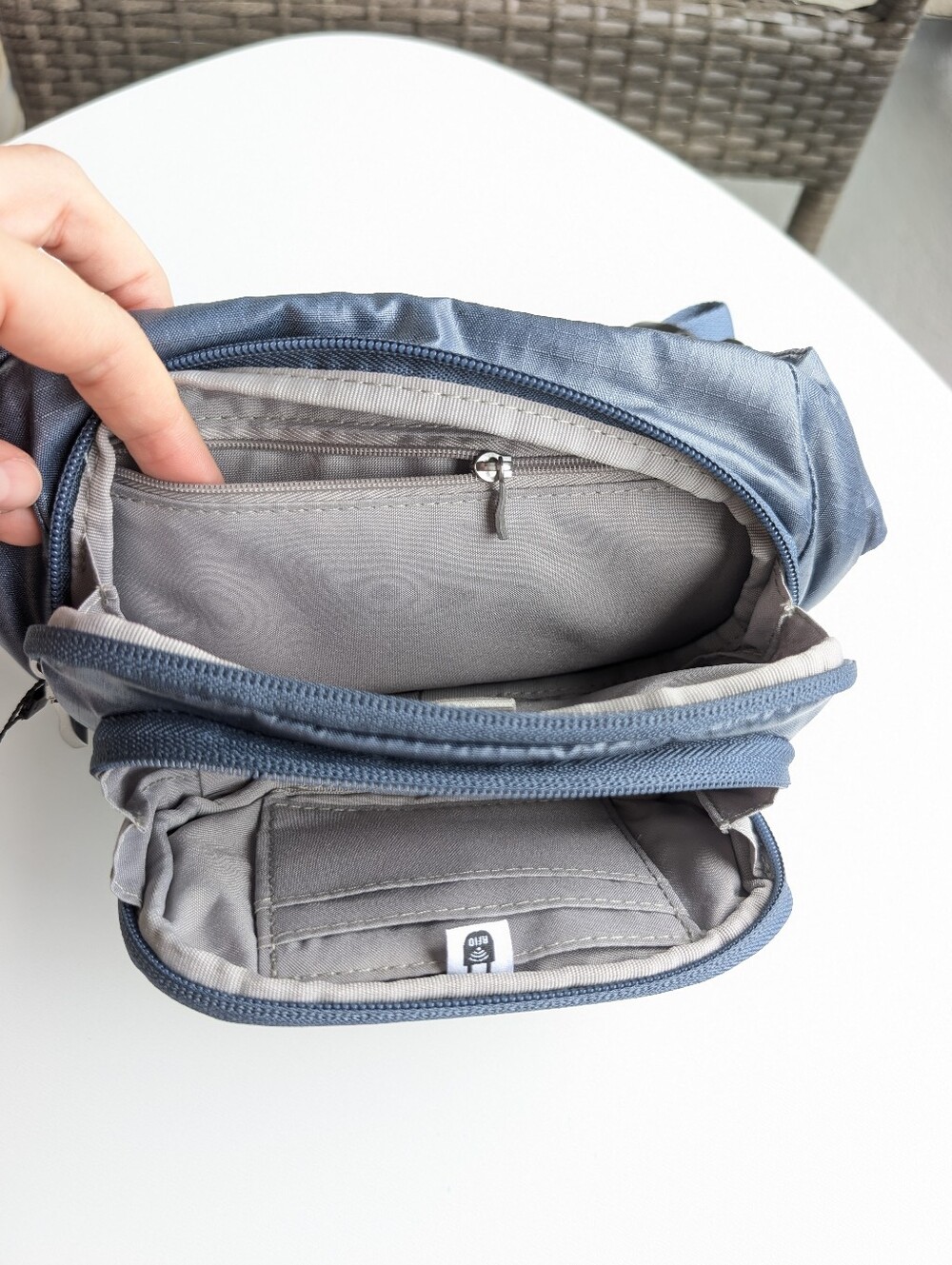 🎆Baggallini Blue Ripstop Belt Bag Crossbody Waist Pack Travel Lightweight NWT - Picture 7 of 8